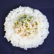 油の乗った大振りの鯖を焼きたての内に仕込みます。卵黄を多めに使用した特製マヨネーズと刻んだ茎わさびを加えることでシャキシャキとした歯応えとピリッとしたわさびの爽やかな風味が特徴の逸品です。