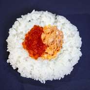 北海道直送の特選甘すじこと焼きたての鮭をほぐし、程よく混ぜ合わせた贅沢なおむすび。一口目から口いっぱいに広がる鮭とすじこの濃厚な旨みをふんわりと解けるご飯が受け止めた絶品。