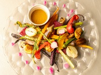 その時期ごとの野菜・果物をふんだんに使った、鮮やかな逸品。10種類以上もの旬の恵みたちを、濃厚なソースでいただけます。