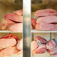 メイン食材は、北海道産ブランド和牛「ふらの和牛」。お肉は店内でカットしているため、常に切りたての新鮮なお肉を提供中。カルビをはじめとした焼肉の定番に加えて、シャトーブリアンなどの希少部位も楽しめます。