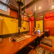 人気のお肉＋2時間飲み放題付きのコース料理もあり、季節の宴会にも活躍するお店。店内には人数に合わせてレイアウトを変更可能な座敷も完備。カジュアルな接待や、友人とのちょっとしたイベントにも重宝できます。