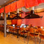 のびのびとリラックスしておいしいお肉を楽しめる店内。周囲の視線を気にせず食事を楽しめるロールカーテンなど、各テーブルへの心配りもうれしい限り。公私問わず、幅広いシチュエーションに活躍してくれます。