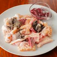 新鮮な北海道産和牛ホルモンを、約5～10種楽しめる盛り合わせ。肉厚のガツやミノなど、一皿でさまざまな部位を楽しめる【焼肉わじま】ならではの満足度の高いメニューです。