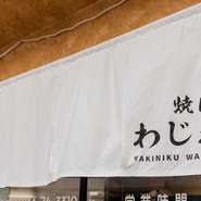 快適に食をお楽しみいただくために、ゲストをリードするような接客を意識。小さな疑問を解消し、より納得してお食事を楽しんでいただけるようなサービスを心掛けています。