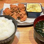 ご飯大盛りは+300円、ザンギ増量は+300円、ご飯大盛り+ザンギ増量は+500円
（夜19:00以降は+200円）