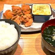 ご飯大盛りは+300円、ザンギ増量は+300円、ご飯大盛り+ザンギ増量は+500円
（夜19:00以降は+200円）