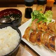 水・焼き・揚げから選べます。※写真は焼きです。
10個＋ご飯+スープ。
ご飯大盛りは+300円
（夜19:00以降は+200円）