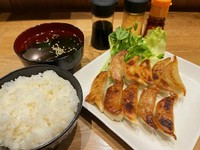 水・焼き・揚げから選べます。※写真は焼きです。
10個+ご飯+スープ。
ご飯大盛りは+300円
(夜19:00以降は+200円)