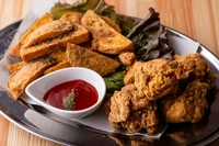 本場のザンギは下味をつけた鶏肉をラードで揚げ、ザンタレといわれる「タレ」をつけてお召し上がりいただく料理です。
ハーフ（4個）500円、普通（7個）900円、大盛（10個）1,100円、特盛（13個）1,300円