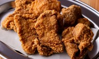 鶏肉が食べられない方用にアレンジしたポークのザンギです。とんかつとはひと味違う食感が味わえます。