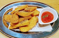 スライスしたジャガイモをザンギとして揚げたオリジナルのフライドポテトです。フレンチフライトは異なるザンギ独特の風味をお楽しみいただけます。