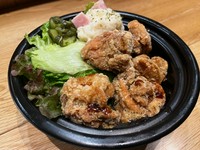 ご飯大盛りは+300円、ザンギ増量は+300円、ご飯大盛り+ザンギ増量は+500円。土日の１３時～１７時限定のお得なランチメニューです。ただし観戦目的のご来店の場合は別途ドリンクのご注文をお願い致します。