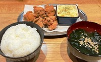 ご飯大盛りは+300円、ザンギ増量は+300円、ご飯大盛り+ザンギ増量は+500円。土日の１３時～１７時限定のお得なランチメニューです。ただし観戦目的のご来店の場合は別途ドリンクのご注文をお願い致します。
