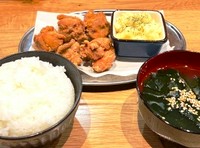 ご飯大盛りは+300円、ザンギ増量は+300円、ご飯大盛り+ザンギ増量は+500円。土日の１３時～１７時限定のお得なランチメニューです。ただし観戦目的のご来店の場合は別途ドリンクのご注文をお願い致します。