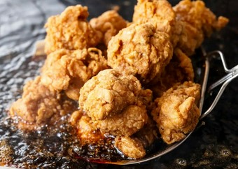 ２時間飲み放題付きで北海道・釧路発祥の店「鳥松」の元祖ザンギの盛り合わせが味わえるプレミアムコース