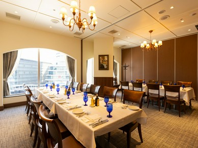30人までフレキシブルに対応できる、エレガントな雰囲気の個室
