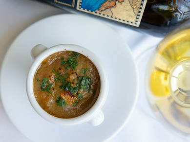 濃厚な甘みの中にほっとする優しさが感じられる『タントタント伝統のオニオングラタンスープ』