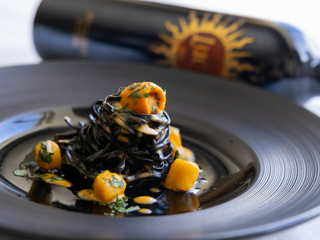 贅沢な香りと美しさが際立つ黒い一皿『濃厚　雲丹のクリームソース』