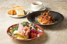 ・3種類の選べるメインとサラダのプレート・選べるハーフパスタ　・コーヒーor紅茶