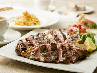 約1㎏のT字型の骨付き肉で、フィレとロースの2種類の部位をお楽しみいただける、
予約限定のコースです。