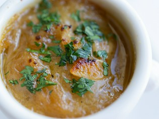 手間暇かかる『タントタント伝統のオニオングラタンスープ』