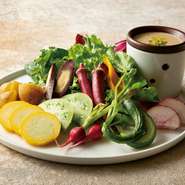 野菜は一つ一つにこだわっていると話す料理長。例えば茨城県「れんこん三兄弟」の蓮根は、夏にはシャキシャキ感、冬になるとホクホク感を楽しめるんだそう。食材の旬のおいしさを追求しています。
