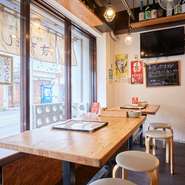 オープンかつリラックスできる雰囲気のお店は、デートにも最適。おばんざいをはじめ、手軽にオーダーできる料理も多く、二人ならさらにいろいろなメニューをお試しできそうです。