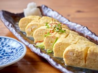 定番のだし巻玉子。写真フルサイズのほか、気軽に楽しめる、四口分のだし巻き玉子もオーダー可能です。