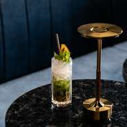 ミントを使った人気のモヒートに、りんご・紅茶・金木犀やその他ハーブのフレーバーを閉じ込めた、男性・女性ともにおすすめのカクテルはリピート率NO.1。