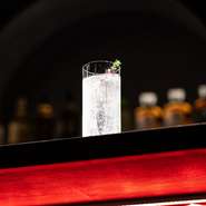 京都のクラフトジンである『季の美』に、炒った玄米を漬け込み、香ばしさをプラス。リンゴとエルダーフラワーのお酢で酸味を足したクセになる おすすめのジントニック。