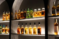 サントリーの山崎・白州・響などはもちろん、秩父イチローズモルトや静岡蒸留所、厚岸蒸溜所、yuzaなどの希少なボトルがずらり