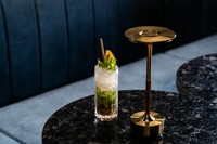 ミントを使った人気のモヒートに
りんご・紅茶・金木犀やその他ハーブのフレーバーを閉じ込めた
男性・女性ともにおすすめのカクテル