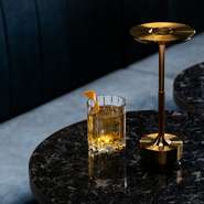 海外で一番人気のカクテル。ウイスキーに砂糖と甘苦いスパイスを合わせたシンプルだけど奥深いカクテルは一度は飲んで頂きたい一杯。