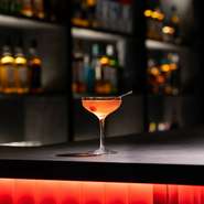 『カクテルの女王』と呼ばれるカクテル。ウイスキーにワインのリキュールなどを合わせたおしゃれな一杯。