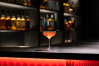 『カクテルの女王』と呼ばれるカクテル。ウイスキーにワインのリキュールなどを合わせたおしゃれな一杯。