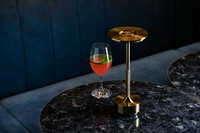 ウォッカとゆず・ピンクのグレープフルーツを合わせ、上に抹茶をフロートさせた当店人気のカクテル。