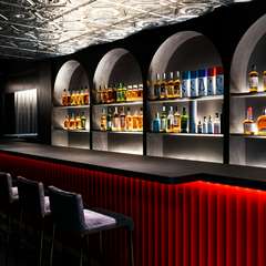 入り口すぐの8名カウンター席、ウイスキーが並ぶバックバー