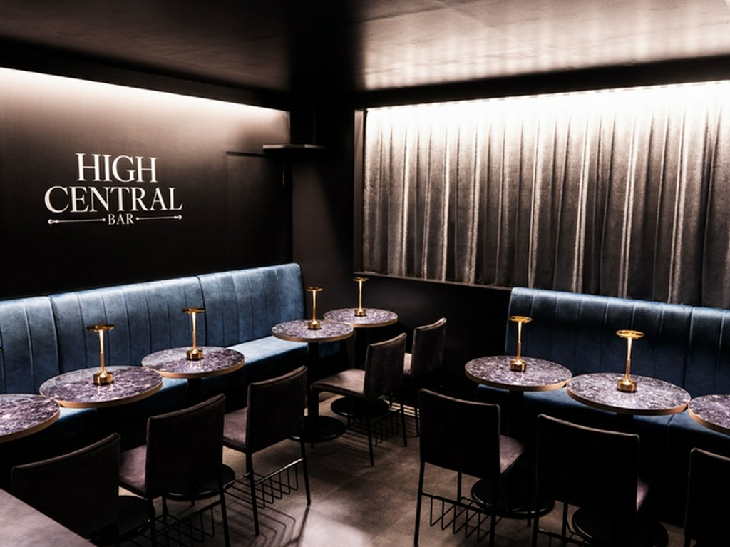 最大20名様までご利用いただけるソファー&テーブル席