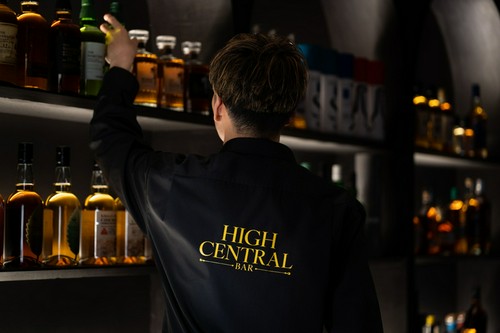 おすすめのウイスキーやカクテルをバーテンダーがセレクト