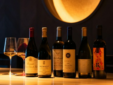 世界の高級ワイン＆注目銘柄が揃い、グラス1杯から楽しめる！