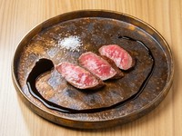 赤身がおいしい和牛を吟味し、繊細な火入れで肉の旨みと柔らかさの頂点を提供。甲州ブドウを使った国産バルサミコ酢でつくる濃厚なソースが肉の旨みを引き立て、赤ワインを合わせると幸せなペアリングに！