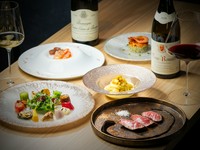 コース料理とワインを好みのスタイルで楽しめるよう、料理5品のコースと、料理5品＆ワインペアリング5杯のコースを月替わりで提供。シーンに応じて柔軟に楽しめます！