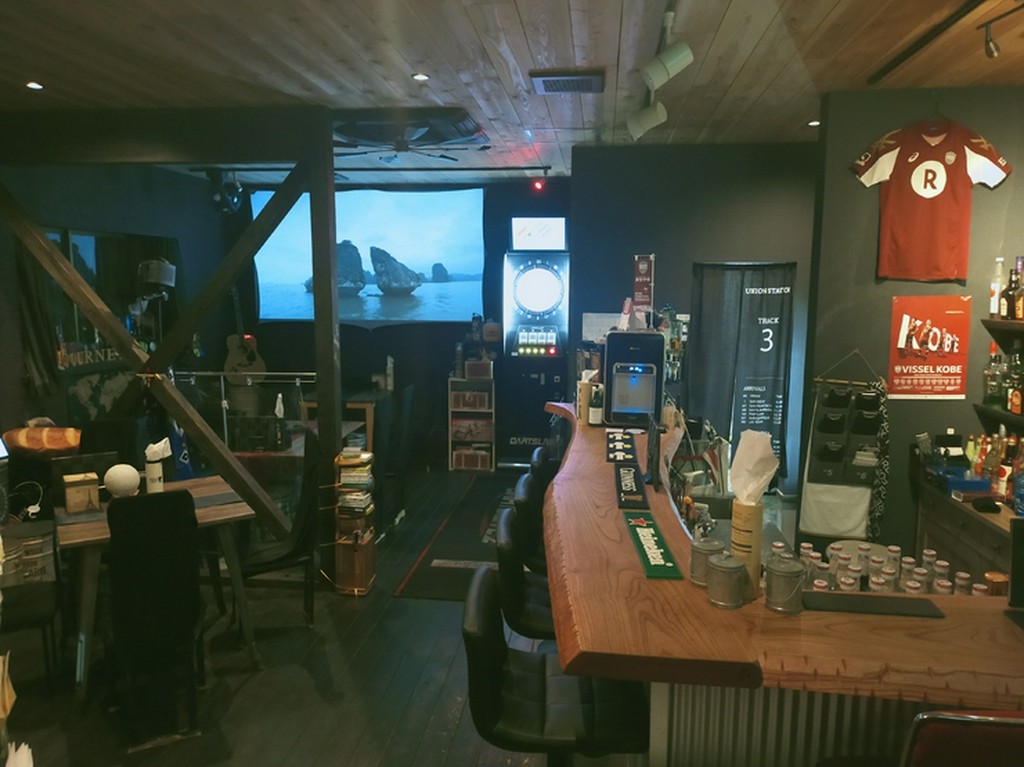 存在感を放つ、杉の一枚板でつくられたカウンター