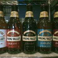 ホップの風味やモルトの深み、独特の香りが特徴で、ビールの世界を新たな角度から楽しめるのが魅力です。ライトなものからボールドなフレーバーまで種類が豊富。入荷によって銘柄が変わります。