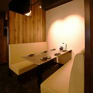 店内にはライブ感あふれるカウンター席やテーブル席があり、さまざまなシーンで利用可能。6名まで着席できるボックス席はプライベート感があり、子ども連れでもゆっくり食事ができそうです。