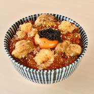 高級魚の『のどぐろ』をはじめとしたワンランク上の食材をお手頃価格で楽しめるのがこの店の魅力。キラキラときらめくイクラ、キャビア、ウニがたっぷり乗った『大人の卵かけごはん』は見た目も味も抜群です。