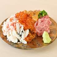 一口大にカットした『かっぱ巻き』の上に、丁寧にほぐした蟹の身、イクラ、ウニ、ネギトロをたっぷりと。創業当初から愛される名物は、SNS映え間違いなし。見た目も味も、食べごたえも抜群です。