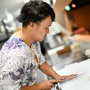 魚のプロとしてオープンキッチンに立ちながら、訪れるゲストを優しくもてなす蝦名さん。手元に注がれる視線を受け止めつつ食材と真摯に向き合い、見た目と味にこだわった一皿を生み出します。