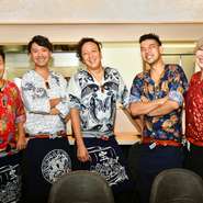 オープンキッチンから聞こえるおいしい音や香りに包まれて活気にあふれる店内。ゲストとスタッフとの距離が近いこともこの店の魅力の一つです。その日のオススメや料理と相性のよいお酒など、ぜひ気軽に相談を。