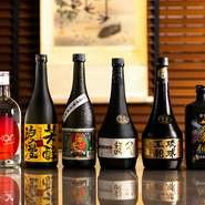 沖縄のお酒と言えば泡盛。沖縄県発祥の蒸留酒で、一般酒や古酒などがあり、生産地によって味わいや原料もさまざまです。【炉端居酒屋 笑軍】では種類豊富に取り揃えています。